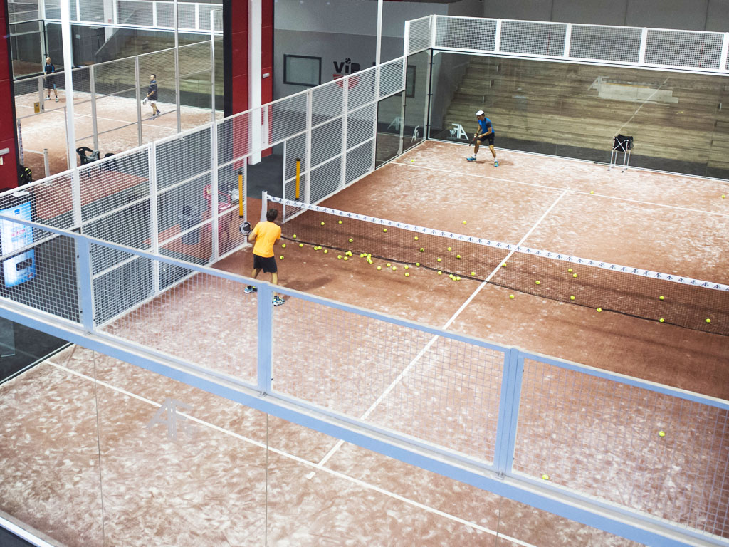 Pro10_pistadepadel_panoramica_indoor_naranja